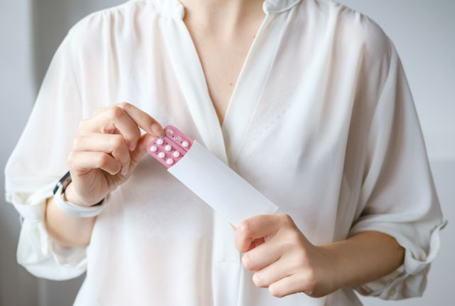 薬を持っている女性